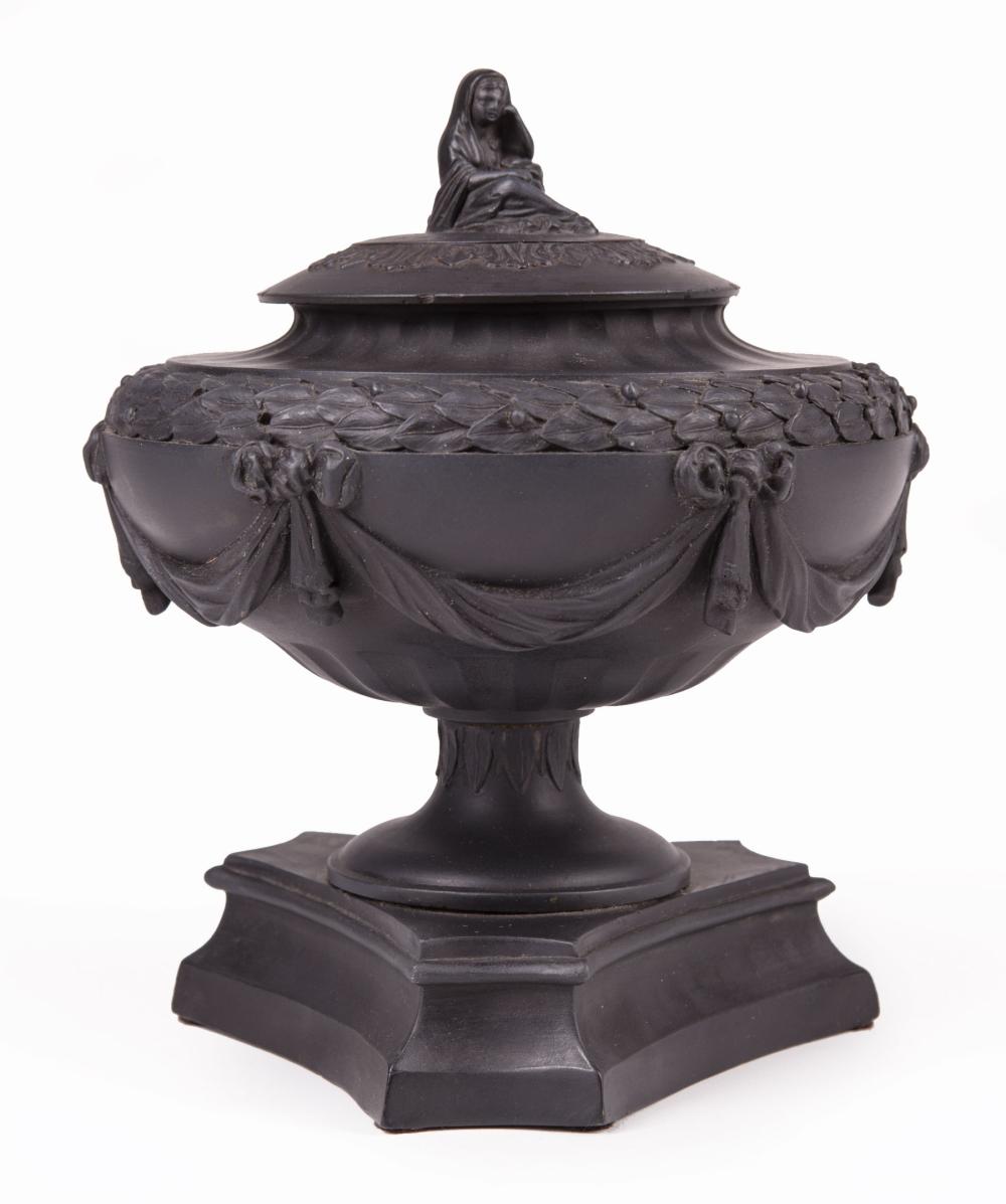 WEDGWOOD BLACK BASALT COVERED URNWedgwood 31b5b4