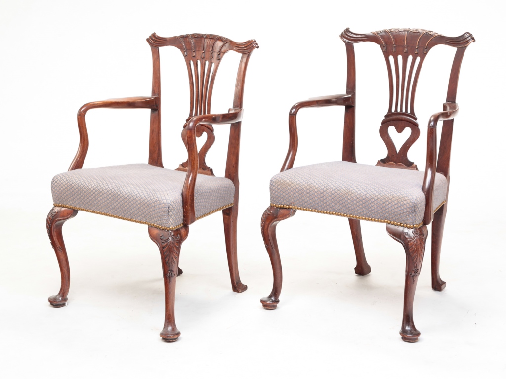 PAIR OF TRANSITIONAL ARMCHAIRS.