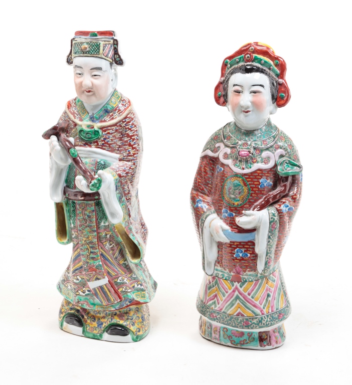 PAIR OF CHINESE PORCELAIN FIGURES  3197d3