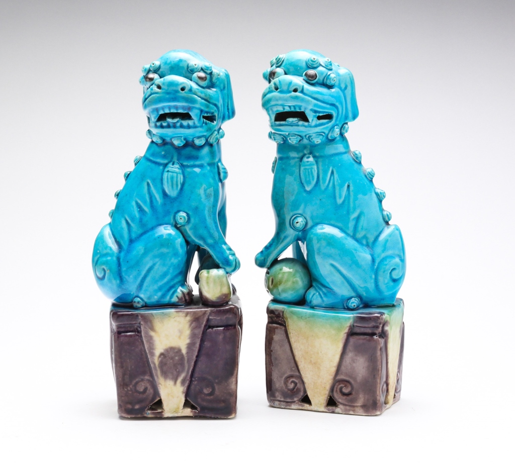 PAIR OF CHINESE POTTERY FOO DOGS  3197e4