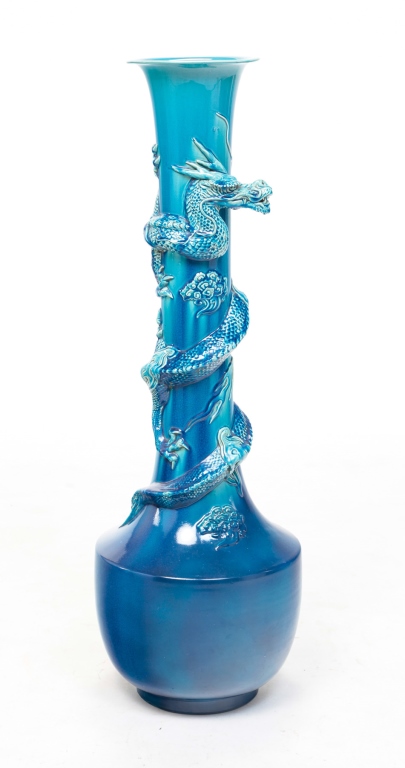 JAPANESE VASE WITH DRAGON. First half-20th