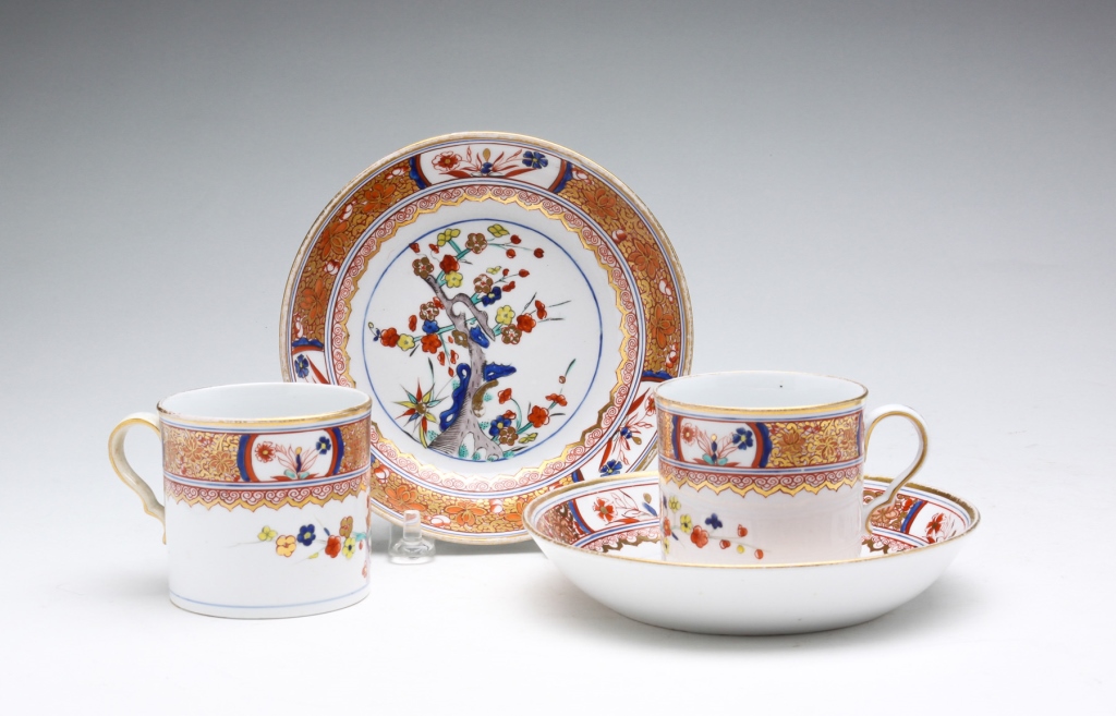 A PAIR OF ENGLISH CUPS AND SAUCERS  3197f0