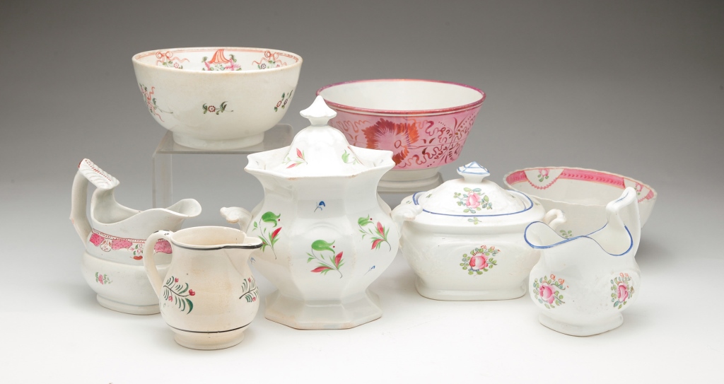 EIGHT ENGLISH TEA SET PIECES First 319a93