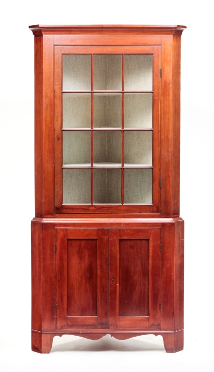 AMERICAN COUNTRY FEDERAL CORNER CUPBOARD.