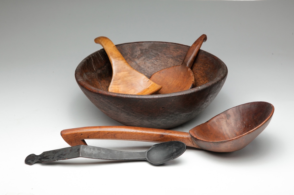 CARVED WOOD BOWL AND FOUR UTENSILS  319ad1