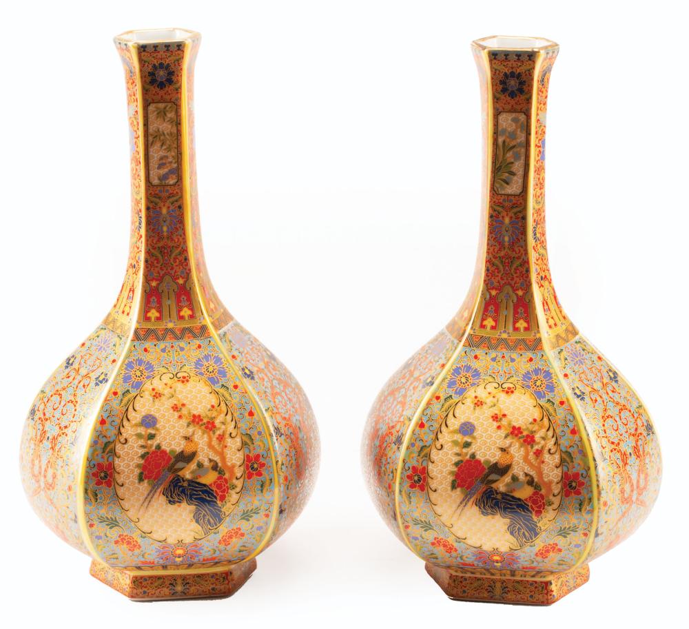 CHINESE POLYCHROME PORCELAIN BOTTLE 319c03