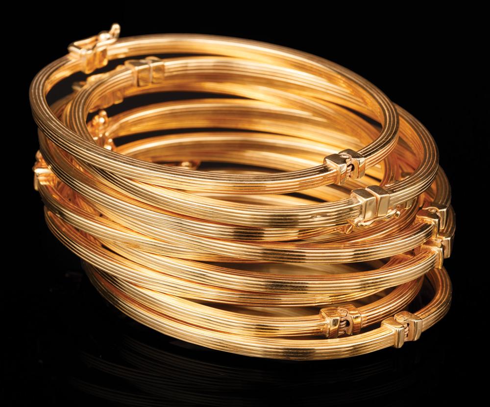 TEN ITALIAN GOLD HINGED BANGLE 319ccf