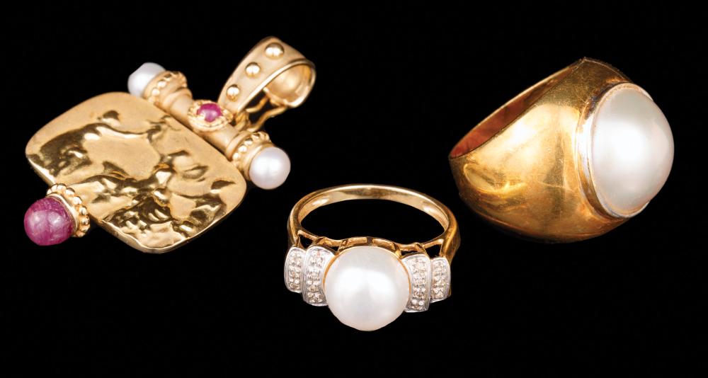 GROUP OF YELLOW GOLD AND PEARL