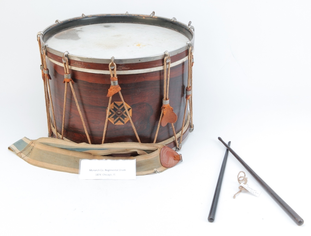 AMERICAN MILITARY DRUM AND STICKS  319ced