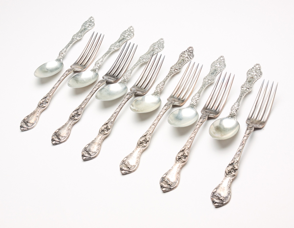 GROUP OF STERLING SILVER FLATWARE.