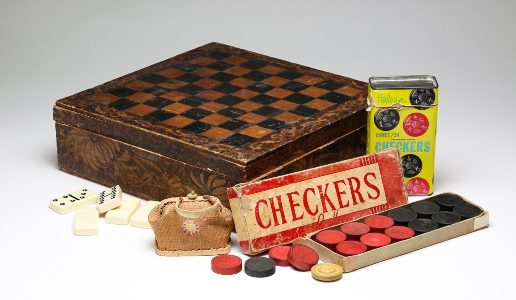 AMERICAN BURNT WOOD GAMEBOARD BOX.