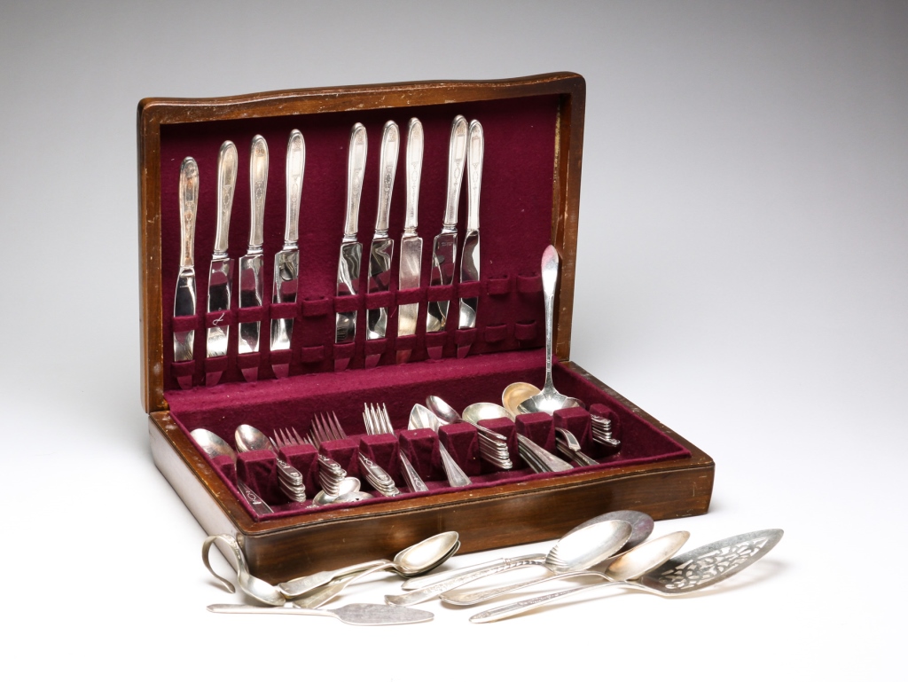 GROUP OF SILVERPLATE FLATWARE.
