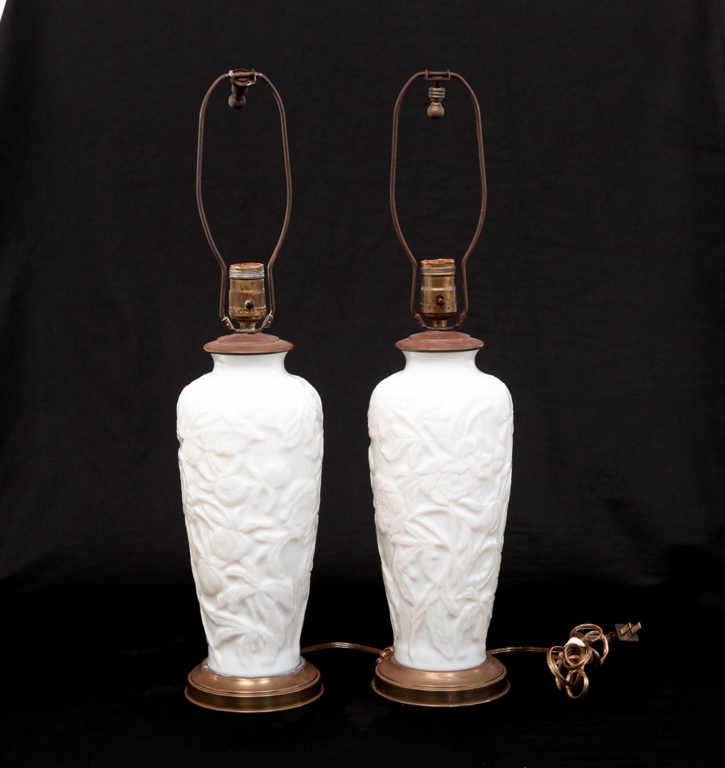 PAIR OF FLORAL MILK GLASS TABLE LAMPS.