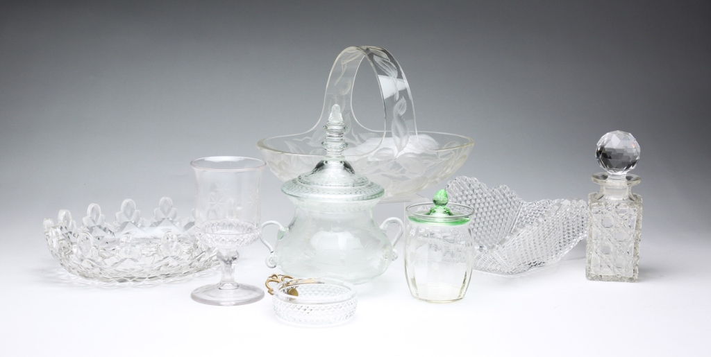 GROUPING OF ASSORTED GLASS PIECES.