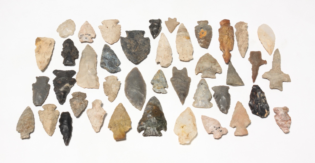 NATIVE AMERICAN POINTS AND STONES  319f27