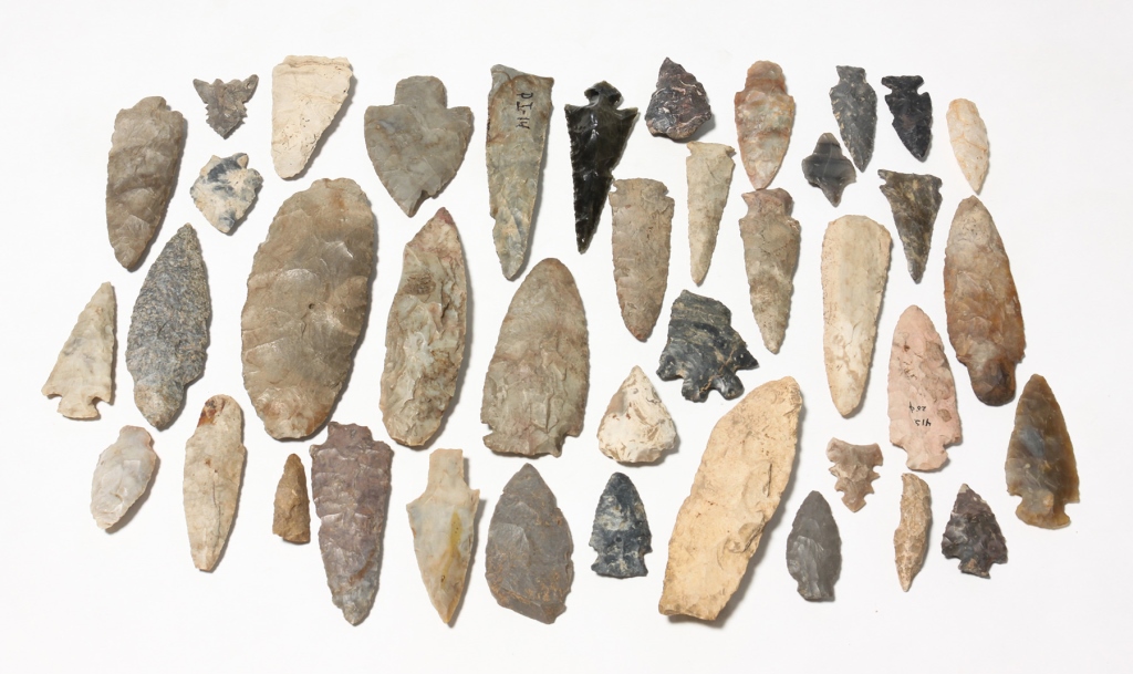 NATIVE AMERICAN POINTS AND STONES.