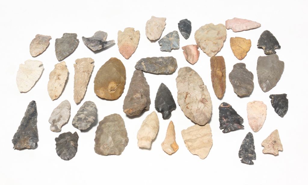GROUP OF POINTS AND STONES. Approximately