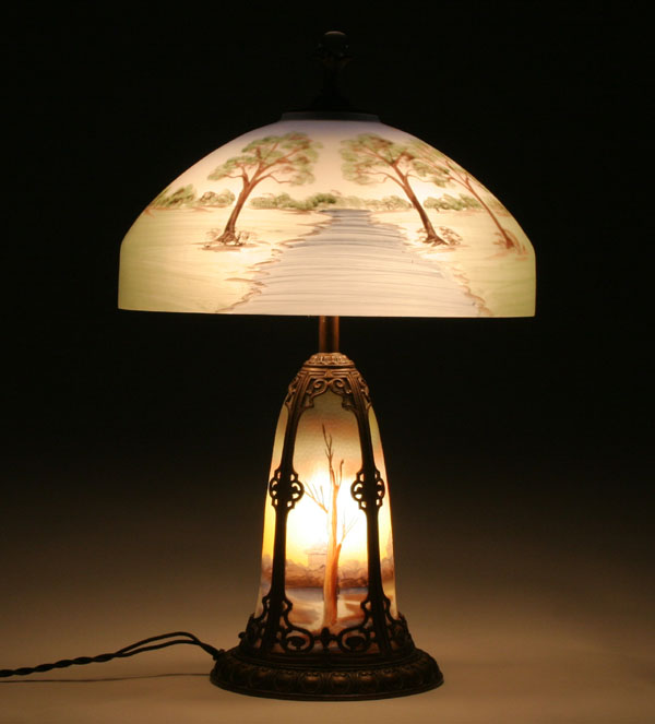 Scenic table lamp; base with four