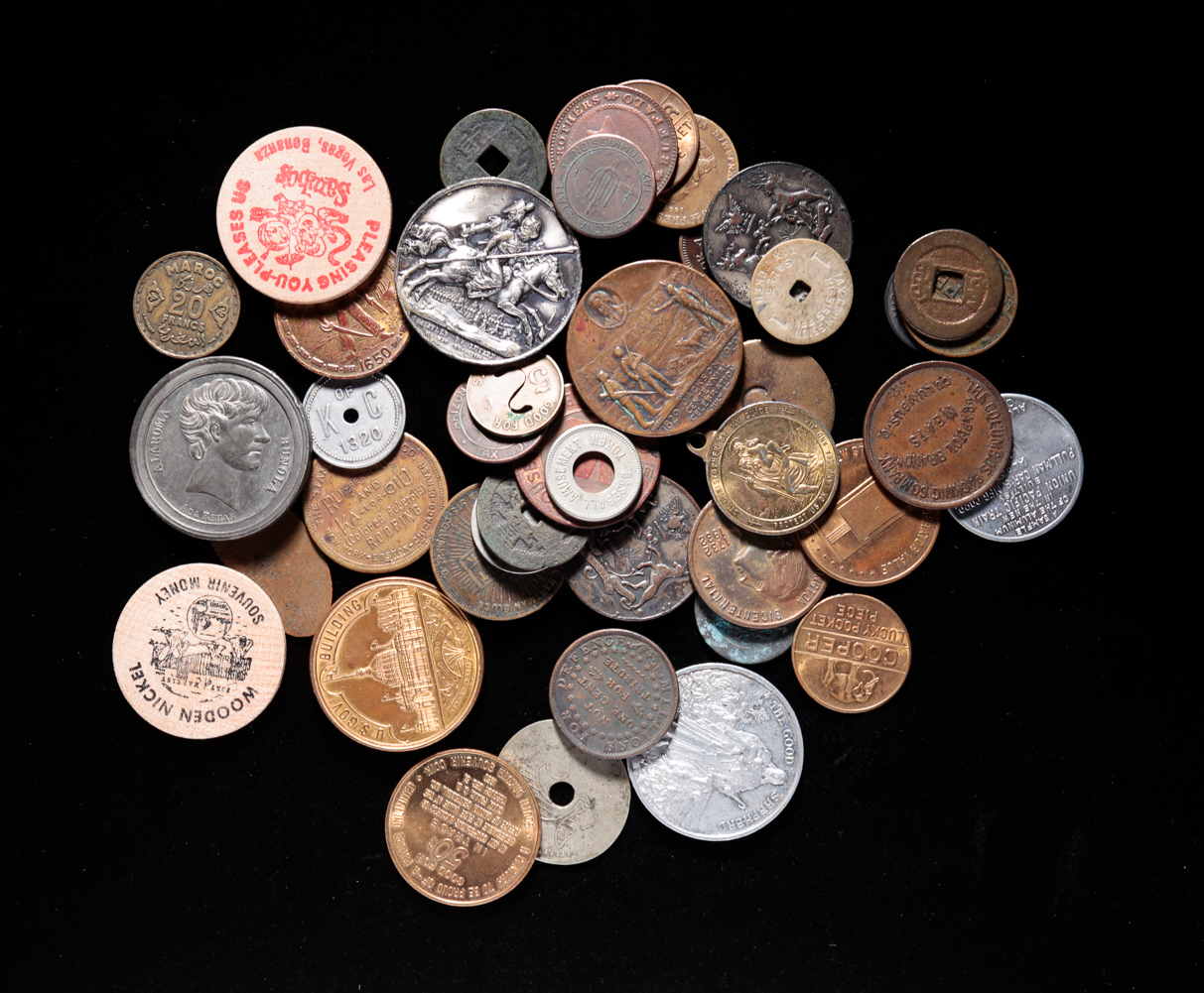 GROUP OF TRADE  AND COMMEMORATIVE TOKENS.