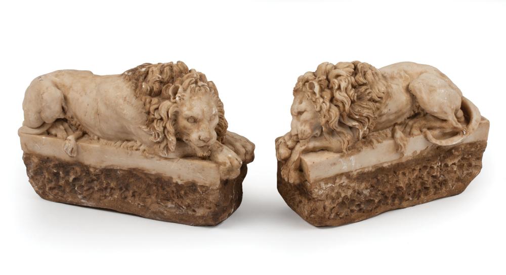 PAIR OF ITALIAN CARVED MARBLE LIONSPair 31a309