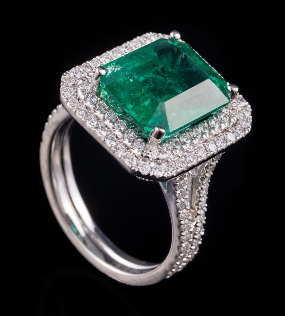 PLATINUM EMERALD AND DIAMOND RINGPlatinum  31a501