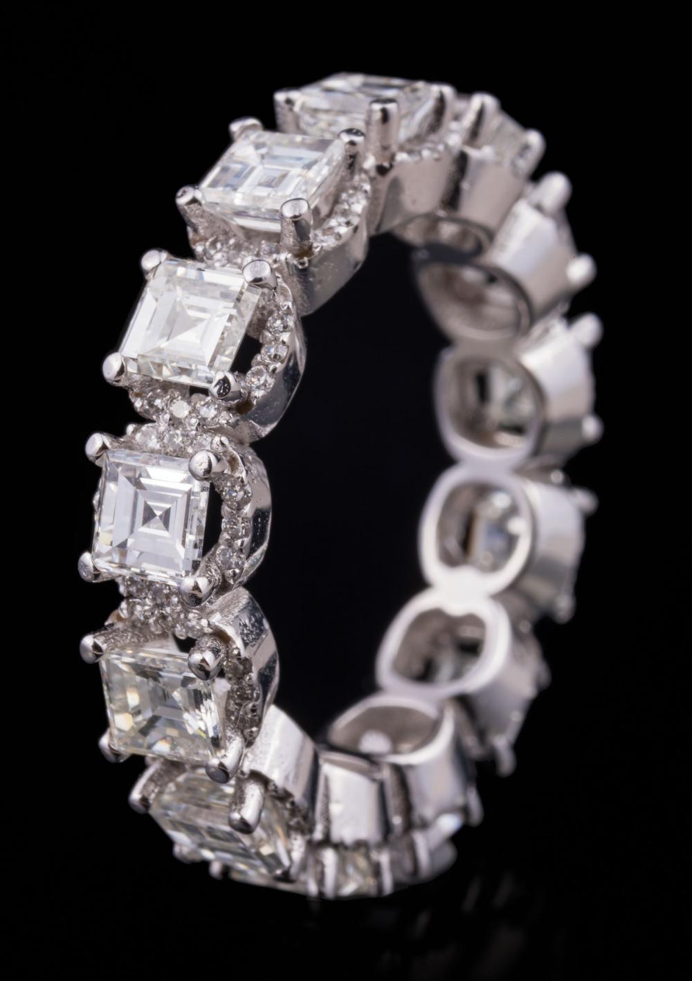 18 KT WHITE GOLD AND DIAMOND ETERNITY 31a50b