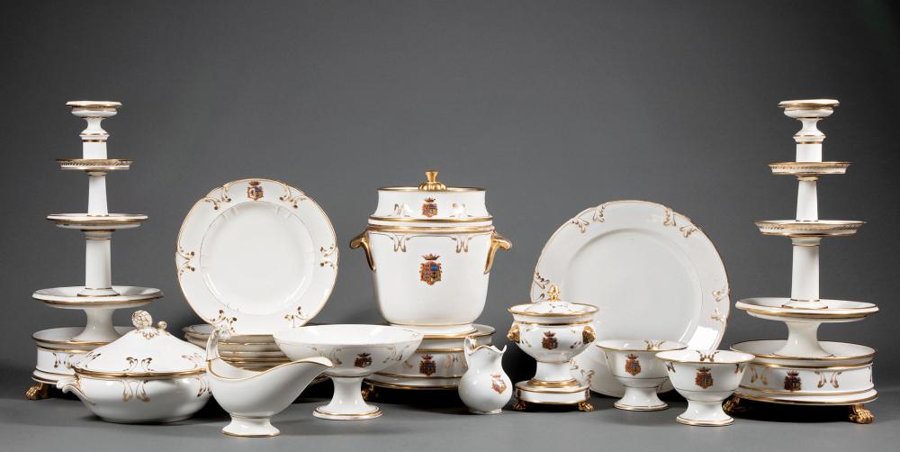 PARIS PORCELAIN CRESTED DINNER 31a53d