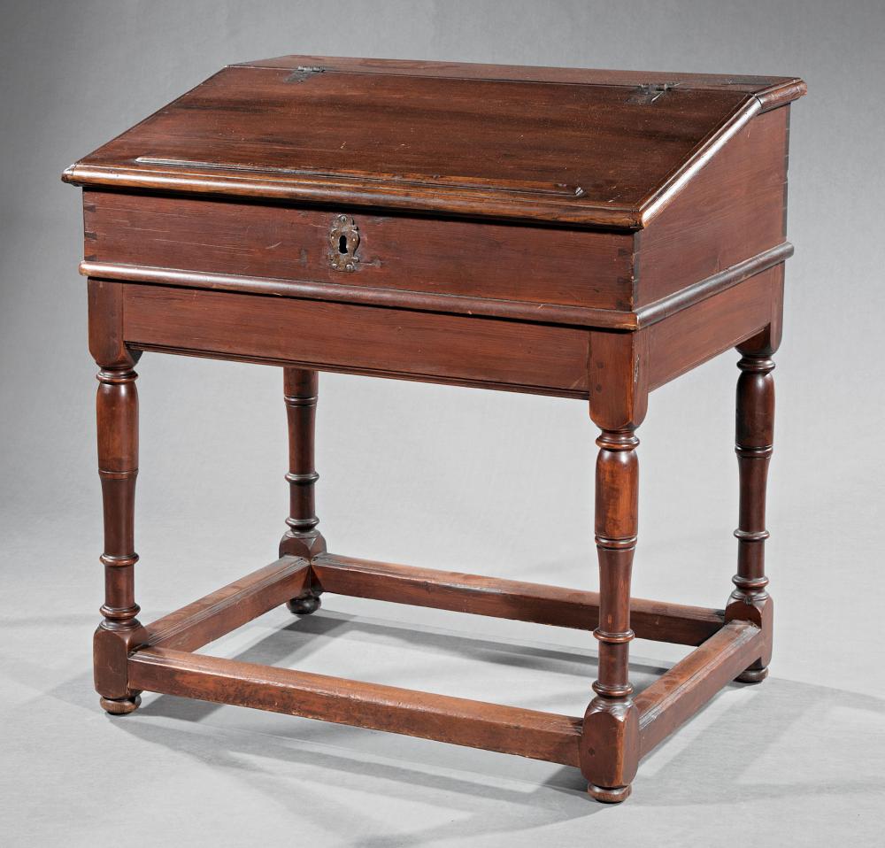 COLONIAL AMERICAN CARVED PINE DESKColonial 31a60c