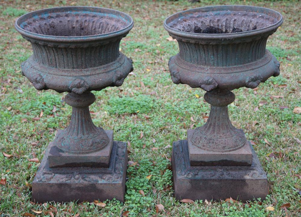 PAIR OF FRENCH CAST IRON GARDEN 31a641