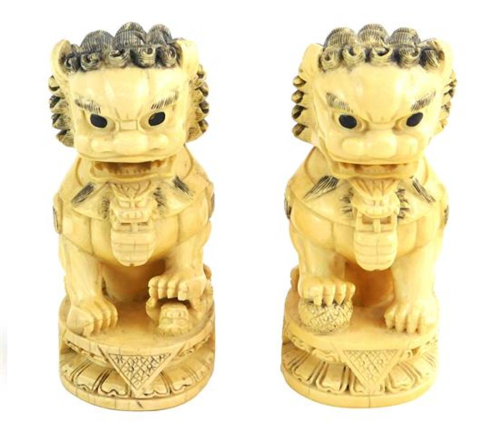 ASIAN PAIR OF CARVED IVORY FOO 31d09c