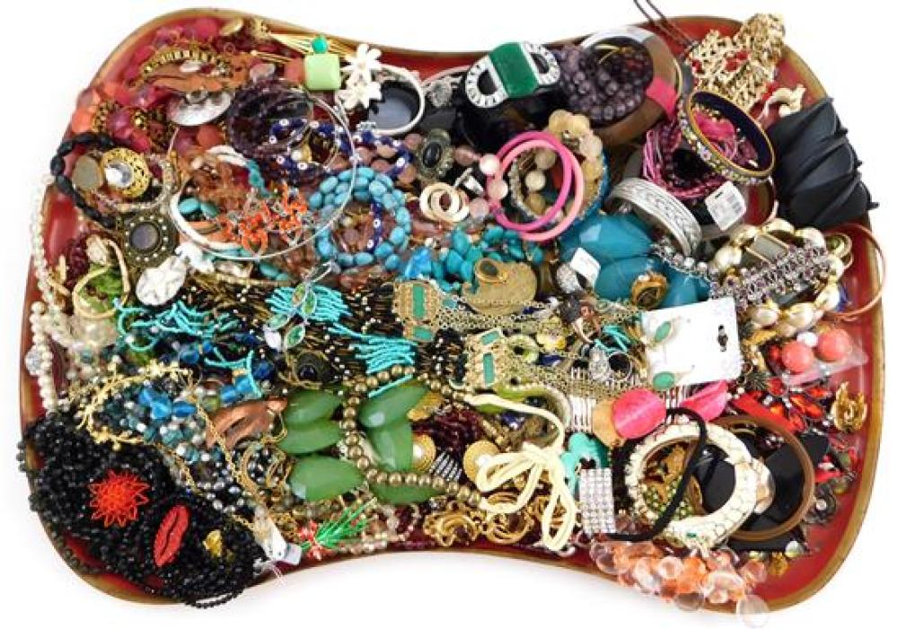 COSTUME JEWELRY 70 PIECES OF 31d117