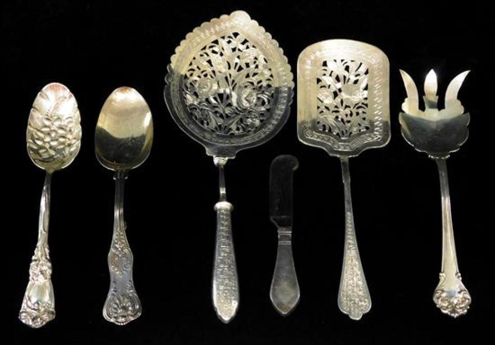SILVER ASSORTED SERVING PIECES  31d386