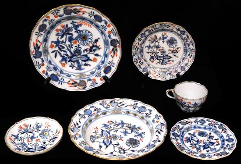 MEISSEN RICH BLUE ONION DINNERWARE,