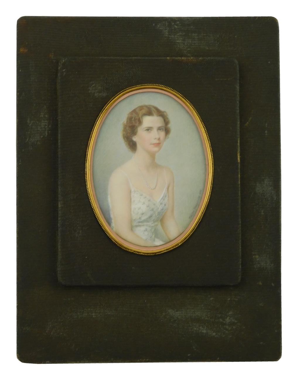 MINIATURE YOUNG WOMAN OVAL SUPPORT  31d789