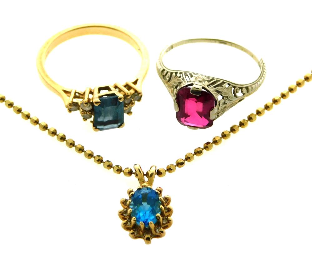 JEWELRY: TWO COLORED GEMSTONE RINGS