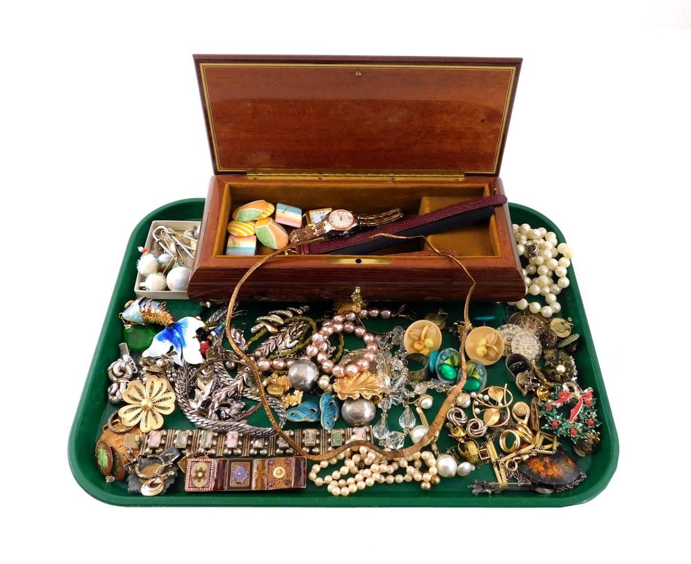 COSTUME JEWELRY: 50+ PIECES ALONG