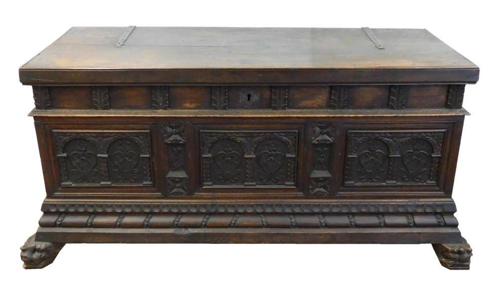 CHEST CARVED WALNUT IN THE MANNER 31e31f