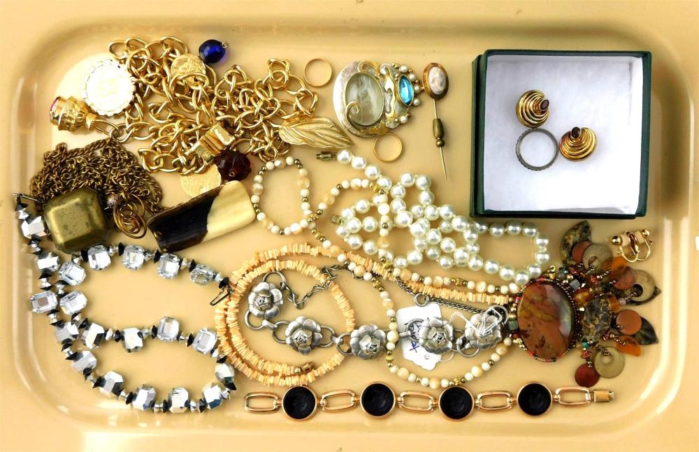 COSTUME JEWELRY TEN PLUS PIECES 31e4db