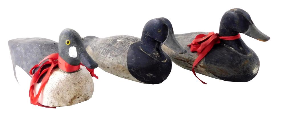 THREE EARLY DECOYS CARVED AND 31e543