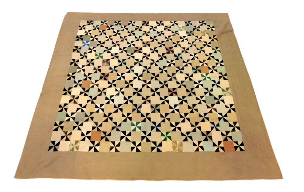 TEXTILE PIECED QUILT OF TWO SHADES 31e560