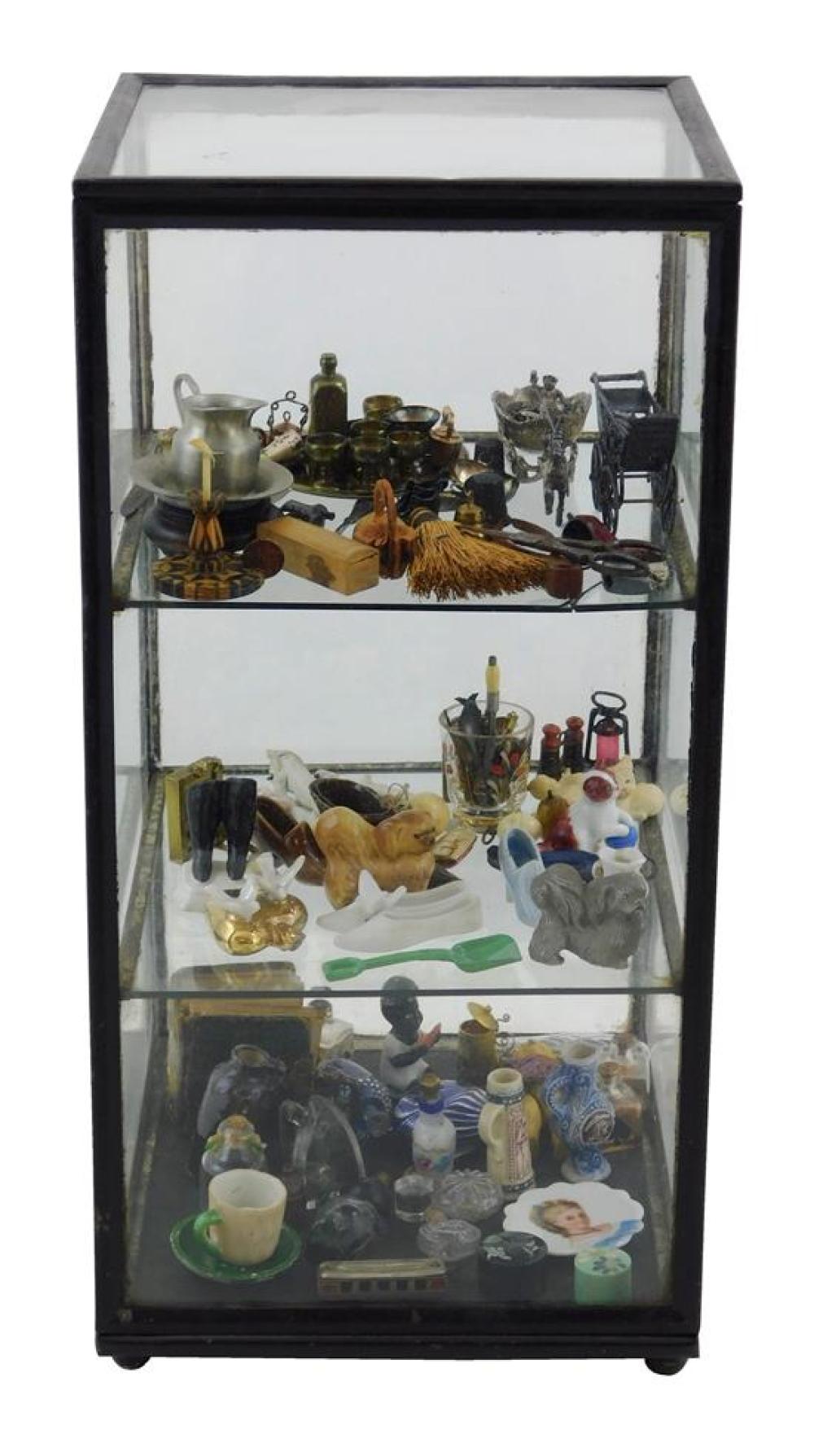 VINTAGE DISPLAY CASE WITH MINIATURES 31c01b