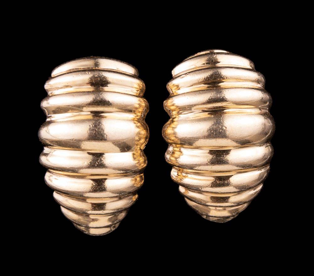 PAIR OF YELLOW GOLD RIBBED EAR