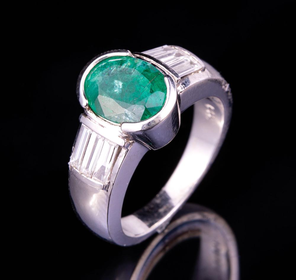 14 KT WHITE GOLD EMERALD AND 31c085