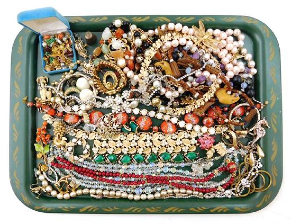 COSTUME JEWELRY: COLLECTION OF