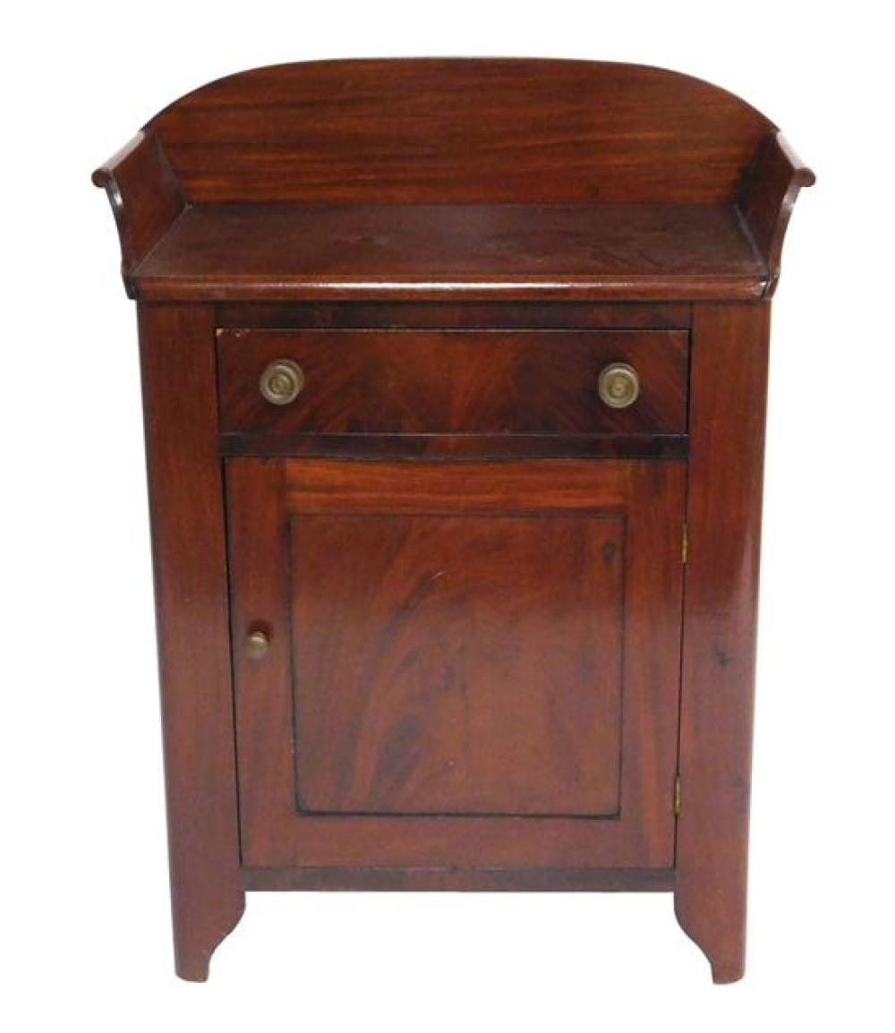 MAHOGANY STAND WITH GALLERY TOP  31c28c