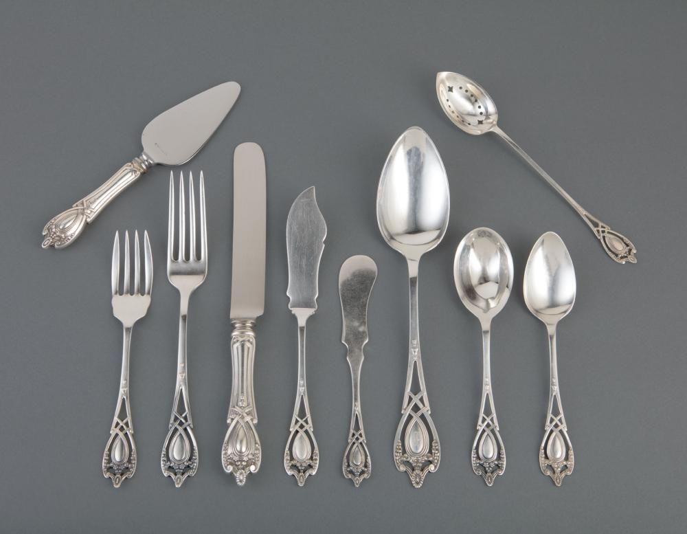 LUNT STERLING SILVER FLATWARE SERVICELunt