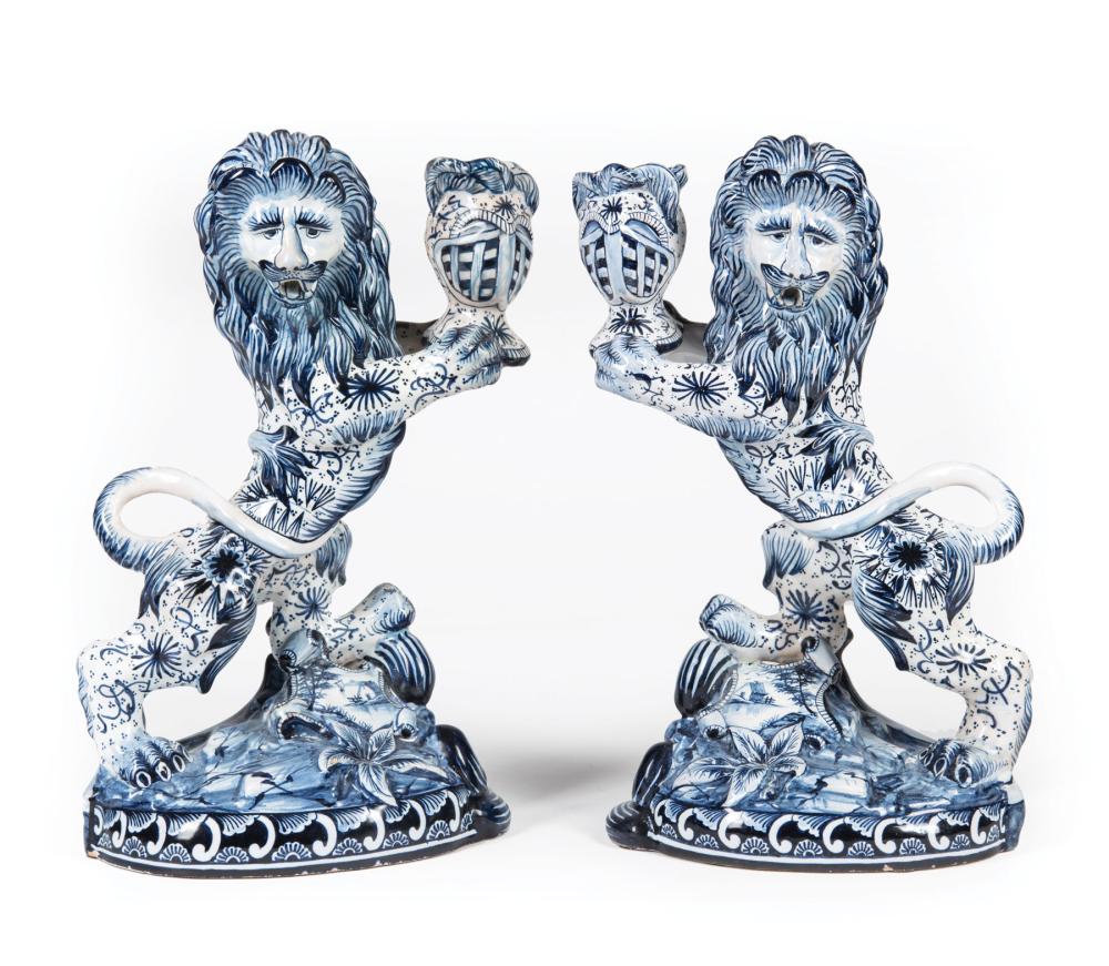 PAIR OF BLUE AND WHITE FAIENCE 31c86c