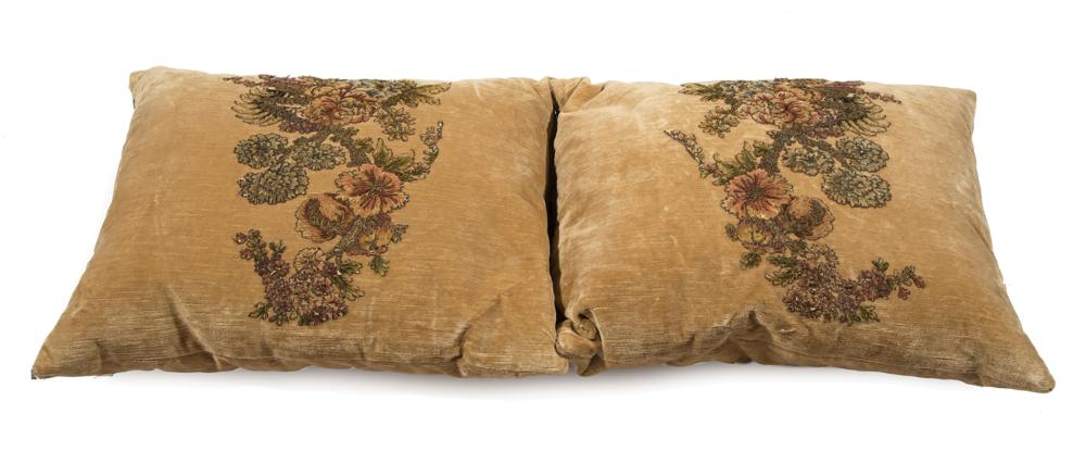 PAIR OF FAWN LINEN VELVET PILLOWSPair 31ca84