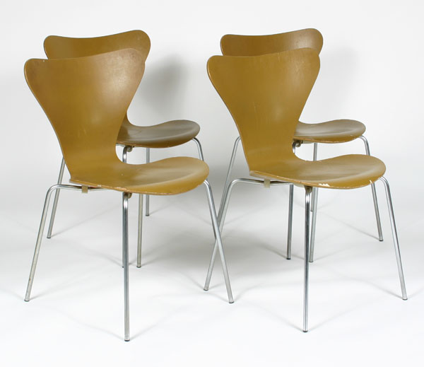 Set of 4 Arne Jacobsen 3107 chairs;