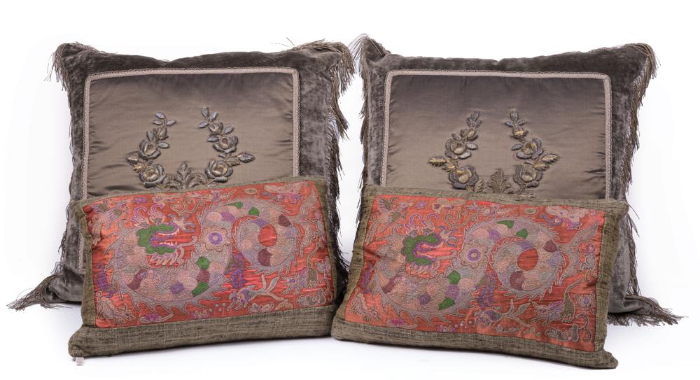 TWO PAIRS OF DECORATIVE PILLOWSTwo 31ca87